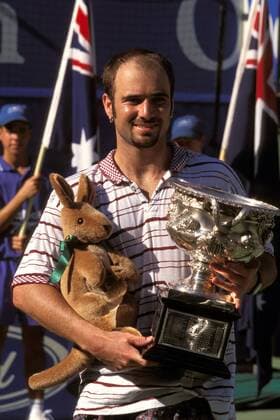 Australian-Open-Sieger Andre Agassi (USA) mit Trophäe und Plüschkänguruh Tennis Herren Australian Open 1995, Grand Slam, ATP-Tour, Vdig Einzelbild Flinders Park Melbourne Freude,