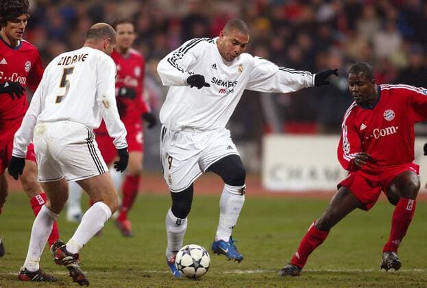Ronaldo (Mitte) am Ball, beobachtet von Zidane (beide Real Madrid, li.) und Samuel Osei Kuffour (Bayern) Fußball EC 1 Herren Champions League 2003 2004, FC Bayern München - Real Madrid 1:1, Vdig Gruppe München Dynamik,