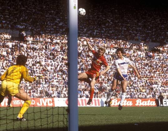 Michel de Wolf (li., Belgien) gegen Bernard Lacombe (Frankreich) Fußball EM Herren DEUTSCHSPRACHIGE SPORTZEITSCHRIFTEN UND -ZEITUNGEN NUR NACH RÜCKSPRACHE, Europameisterschaft 1984 Gruppe Frankreich - Belgien 5:0 Nantes Dynamik,