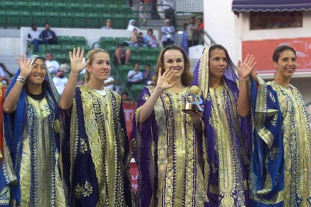 V. li.: Ai Sugiyama (Japan), Justine Henin-Hardenne (Belgien), Martina Hingis (Schweiz), Jennifer Capriati (USA) und Anastasia Myskina (Rußland) bei der Eröffnungszeremonie in traditioneller Kleidung Tennis Damen Qatar Total Open 2004, WTA-Tour, Katar, Hartplatz, Hardcourt, Hartplatztennis, Hartplatzturnier Gruppe Doha Freude,