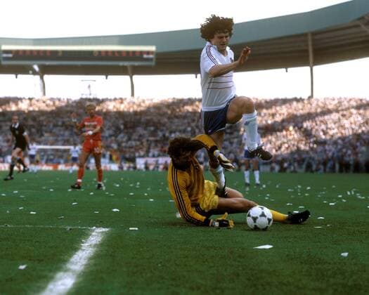 Torwart Jean-Marie Pfaff (li., Belgien) gegen Didier Six (Frankreich) Fußball EM Herren DEUTSCHSPRACHIGE SPORTZEITSCHRIFTEN UND -ZEITUNGEN NUR NACH RÜCKSPRACHE, Europameisterschaft 1984 Gruppe Frankreich - Belgien 5:0 Nantes Dynamik,