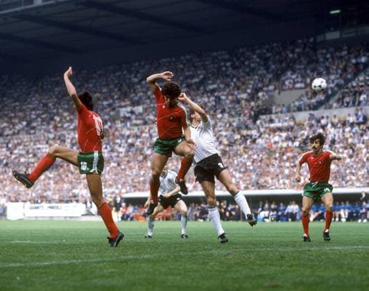 Rudi Völler (2.v.re., BR Deutschland) gegen v.li.: Antonio Pereira, Joao Domingos Silva Pinto und Frasco (alle Portugal) Fußball EM Herren DEUTSCHSPRACHIGE SPORTZEITSCHRIFTEN UND -ZEITUNGEN NUR NACH RÜCKSPRACHE, Europameisterschaft 1984 Gruppe Portugal - BRD 0:0 Straßburg Dynamik, Kampf,
