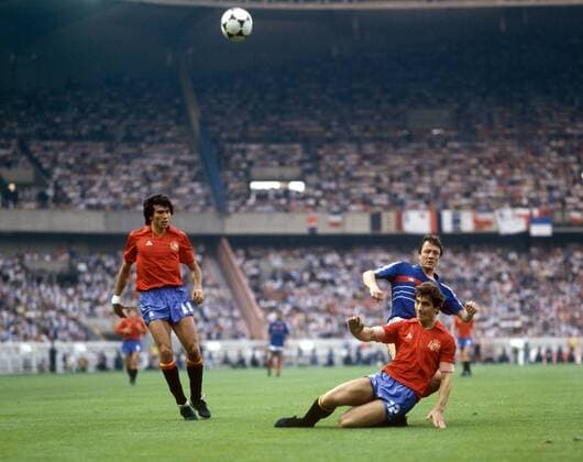 Salva (vorn) und Francisco Jose Carrasco (beide Spanien) gegen Bernard Lacombe (Frankreich) Fußball EM Herren DEUTSCHSPRACHIGE SPORTZEITSCHRIFTEN UND -ZEITUNGEN NUR NACH RÜCKSPRACHE, Europameisterschaft 1984 Gruppe Frankreich - Spanien 2:0 Paris Dynamik,