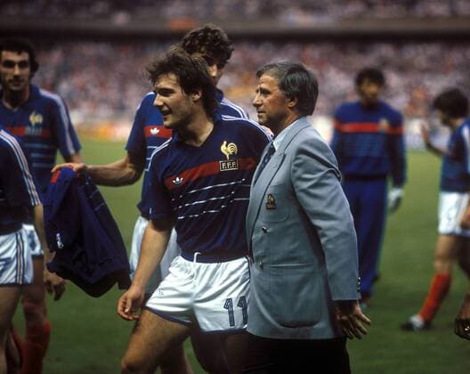 Bruno Bellone (li.) und Nationaltrainer Michel Hidalgo (beide Frankreich) - Schlußjubel Fußball EM Herren DEUTSCHSPRACHIGE SPORTZEITSCHRIFTEN UND -ZEITUNGEN NUR NACH RÜCKSPRACHE, Europameisterschaft 1984 Gruppe Paris Freude, Begeisterung,