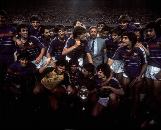 Fußball, EM Finale 1984 in Paris, Frankreich - Spanien Europameister Frankreich, hi.v.li.: Bruno Bellone, Yvon Le Roux, Bernard Genghini, Jean-Francois Domergue, Maxime Bossis (verdeckt), Luis Fernandez, Nationaltrainer Michel Hidalgo, Michel Platini, Patrick Battiston, Daniel Bravo, Jean-Marc... Fußball EM Herren DEUTSCHSPRACHIGE SPORTZEITSCHRIFTEN UND -ZEITUNGEN NUR NACH RÜCKSPRACHE, Europameisterschaft 1984 Totale Nationalmannschaft, Nationalteam, Nationaltrikot Paris, Pokal, Pott, Trophäe, Europameisterpokal Glück, Begeisterung, Freude,