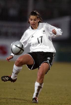 Ariane Hingst (Deutschland) fixiert den Ball Fußball Länderspiel Damen Länderspiel 2004, Freundschaftsspiel, Test, Testspiel, Nationalmannschaft, Nationalteam Einzelbild Fürth Dynamik,