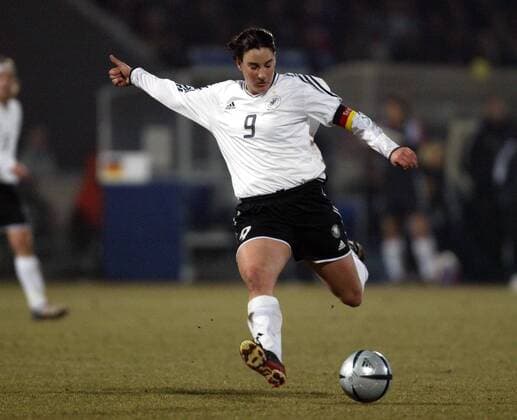 Birgit Prinz (Deutschland) zieht ab Fußball Länderspiel Damen Länderspiel 2004, Freundschaftsspiel, Test, Testspiel, Nationalmannschaft, Nationalteam Einzelbild Fürth Dynamik,