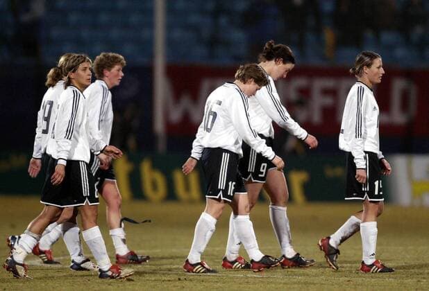 Enttäuschter Abgang Deutschland, v. li.: Sandra Smisek, Petra Wimbersky, Birgit Prinz und Sonja Fuss Fußball Länderspiel Damen Länderspiel 2004, Freundschaftsspiel, Test, Testspiel, Nationalmannschaft, Nationalteam Gruppe Fürth Enttäuschung,