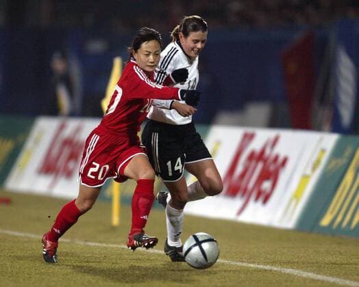 Wang Liping (China, li.) gegen Isabell Bachor (Deutschland) Fußball Länderspiel Damen Länderspiel 2004, Freundschaftsspiel, Test, Testspiel, Nationalmannschaft, Nationalteam Gruppe Fürth Dynamik,