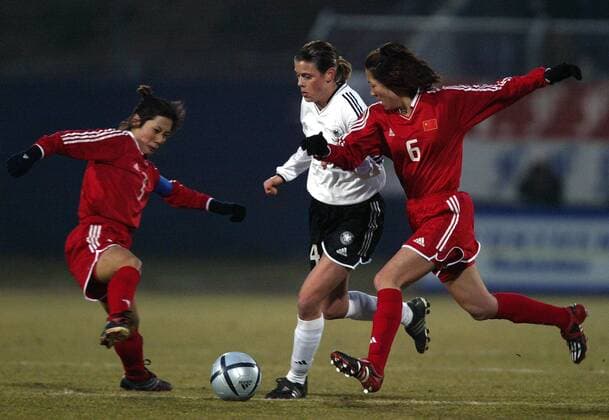 Isabell Bachor (Deutschland, Mitte) gegen Pu Wei (re., China) Fußball Länderspiel Damen Länderspiel 2004, Freundschaftsspiel, Test, Testspiel, Nationalmannschaft, Nationalteam Gruppe Fürth Dynamik,