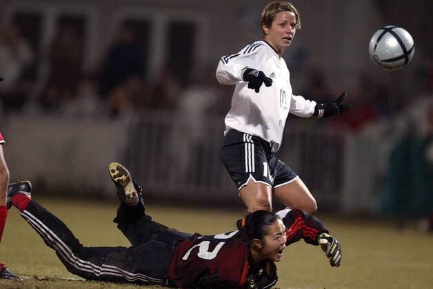 Torfrau Xiao Zhen (China) klärt vor Inka Grings (Deutschland) Fußball Länderspiel Damen Länderspiel 2004, Freundschaftsspiel, Test, Testspiel, Nationalmannschaft, Nationalteam Gruppe Fürth Dynamik, Abwehr,