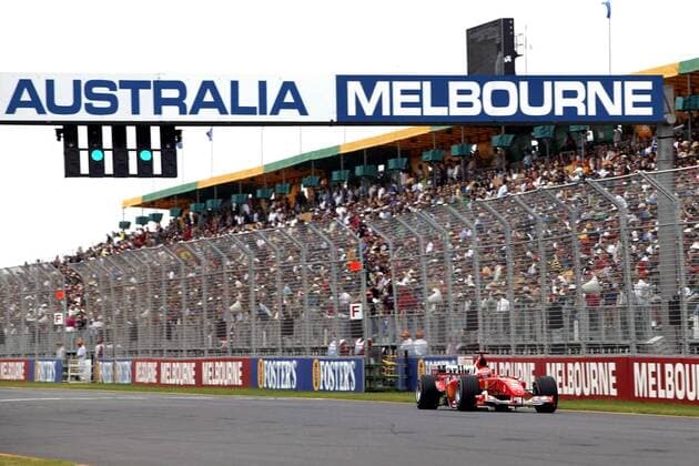 Michael Schumacher (Deutschland Ferrari) in seinem Boliden vor der ausverkauften Haupttribüne Motorsport Grand Prix Herren Großer Preis von Australien 2004, Formel 1 Weltmeisterschaft, F1, F, GP, WM, Vdig Totale Albert Park Melbourne