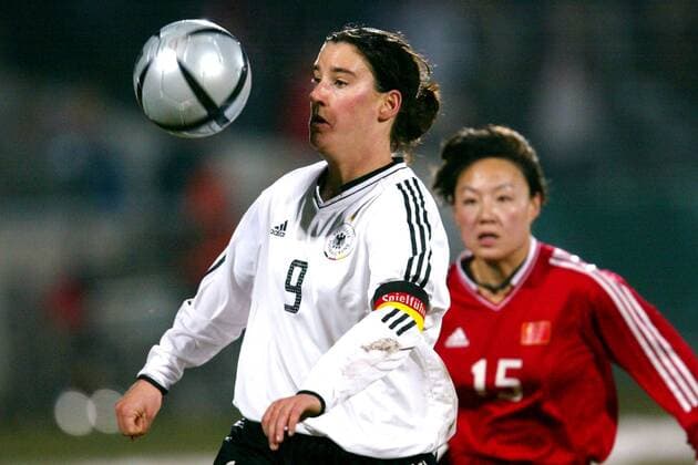 Birgit Prinz (Deutschland) am Ball vor Ren Liping (China) Fußball Länderspiel Damen Freundschaftsspiel 2004, Länderspiel, Test, Testspiel, Nationalmannschaft, Nationalteam, Vdig Gruppe Fürth Dynamik,