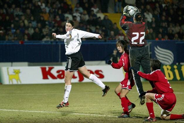 Torfrau Xiao Zhen (China) klärt gegen Birgit Prinz (Deutschland, re.) Fußball Länderspiel Damen Freundschaftsspiel 2004, Länderspiel, Test, Testspiel, Nationalmannschaft, Nationalteam, Vdig Gruppe Fürth Dynamik, Abwehr