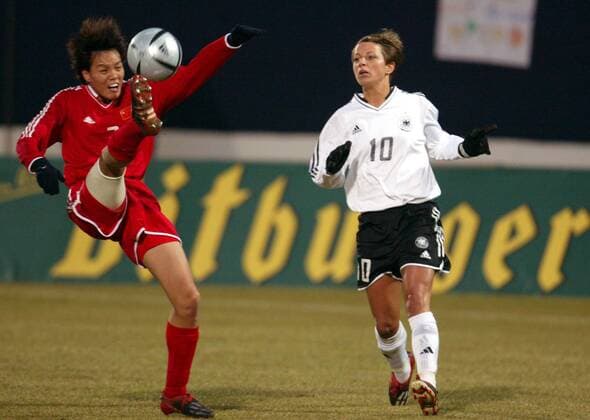 Lie Jie (China, li.) vor Inka Grings (Deutschland) am Ball Fußball Länderspiel Damen Freundschaftsspiel 2004, Länderspiel, Test, Testspiel, Nationalmannschaft, Nationalteam, Vdig Gruppe Fürth Dynamik,