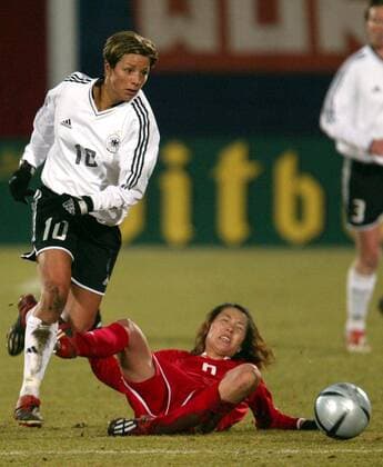 Inka Grings (Deutschland, re.) gegen Pu Wei (China) Fußball Länderspiel Damen Freundschaftsspiel 2004, Länderspiel, Test, Testspiel, Nationalmannschaft, Nationalteam, Vdig Gruppe Fürth Dynamik,