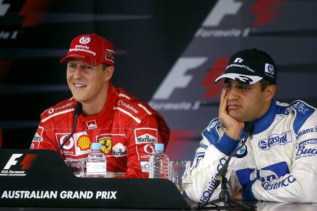 Michael Schumacher (Deutschland, li. Ferrari) und Juan Pablo Montoya (Kolumbien BMW-Williams) lassen die Pressekonferenz gelangweilt über sich ergehen Motorsport Grand Prix Herren Großer Preis von Australien 2004, Formel 1 Weltmeisterschaft, F1, F, GP, WM, Qualifying, Vdig Gruppe Albert Park Melbourne Langeweile,
