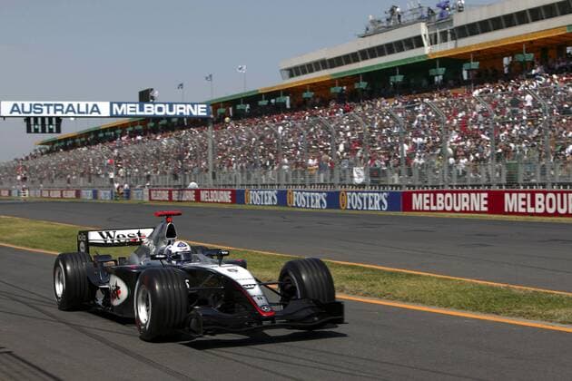 David Coulthard (Schottland McLaren-Mercedes) in seinem Boliden vor der Haupttribüne Motorsport Grand Prix Herren Großer Preis von Australien 2004, Formel 1 Weltmeisterschaft, F1, F, GP, WM, Qualifying, Vdig Einzelbild Albert Park Melbourne