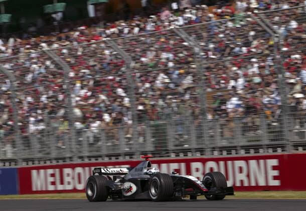 David Coulthard (Schottland McLaren-Mercedes) in seinem Boliden vor der Tribüne Motorsport Grand Prix Herren Großer Preis von Australien 2004, Formel 1 Weltmeisterschaft, F1, F, GP, WM, Qualifying, Vdig Totale Albert Park Melbourne Dynamik,