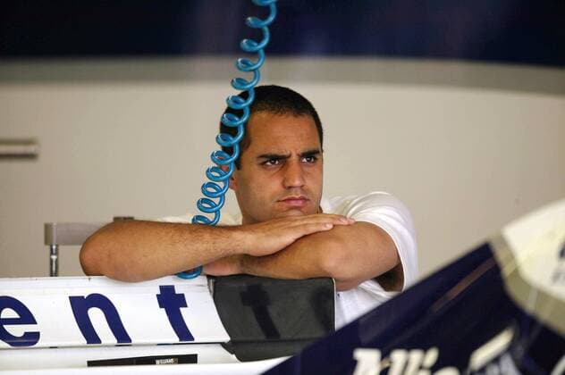 Juan Pablo Montoya (Kolumbien BMW-Williams) lehnt nachdenklich auf dem Heckflügel seines Boliden Motorsport Grand Prix Herren Großer Preis von Australien 2004, Formel 1 Weltmeisterschaft, F1, F, GP, WM, Qualifying, Vdig Einzelbild Albert Park Melbourne Nachdenklichkeit,