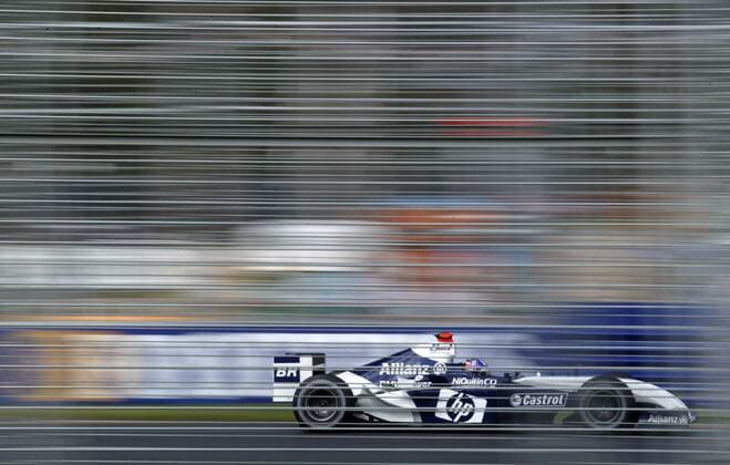 Hinter dem Zaun: Juan Pablo Montoya (Kolumbien BMW-Williams) in seinem Boliden Motorsport Grand Prix Herren Großer Preis von Australien 2004, Formel 1 Weltmeisterschaft, F1, F, GP, WM, Qualifying, Vdig Einzelbild Albert Park Melbourne Dynamik,