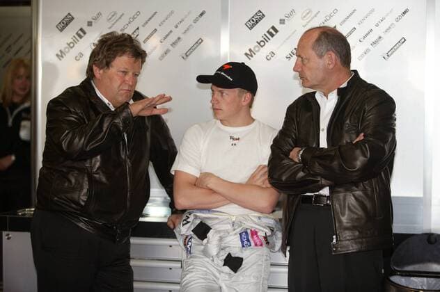 Kimi Räikkönen (Finnland, Mitte) und Teamchef Ron Dennis (England, re. beide McLaren-Mercedes) lauschen gespannt den Ausführungen von Mercedes-Motorsportchef Norbert Haug (Deutschland) Motorsport Grand Prix Herren Großer Preis von Australien 2004, Formel 1 Weltmeisterschaft, F1, F, GP, WM, Qualifying, Vdig Gruppe Albert Park Melbourne