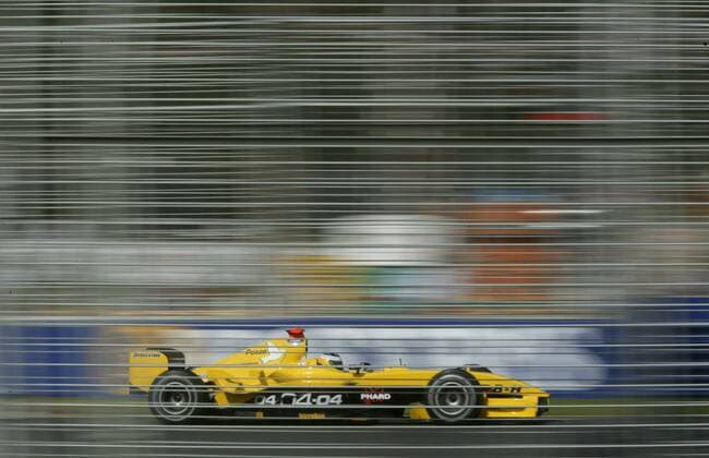 Hinter dem Zaun: Nick Heidfeld (Deutschland Jordan-Cosworth) in seinem Boliden Motorsport Grand Prix Herren Großer Preis von Australien 2004, Formel 1 Weltmeisterschaft, F1, F, GP, WM, Qualifying, Vdig Einzelbild Albert Park Melbourne