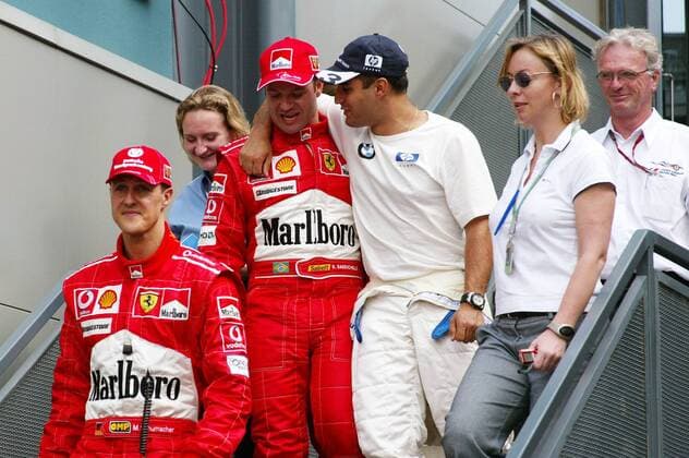 Juan Pablo Montoya (Kolumbien BMW-Williams) umarmt Rubens Barrichello (Brasilien Ferrari), li. Michael Schumacher (Deutschland Ferrari) und re: seine Pressesprecherin Sabine Kehm Motorsport Grand Prix Herren Großer Preis von Australien 2004, Formel 1 Weltmeisterschaft, F1, F, GP, WM, Qualifying, Vdig Gruppe Albert Park Melbourne