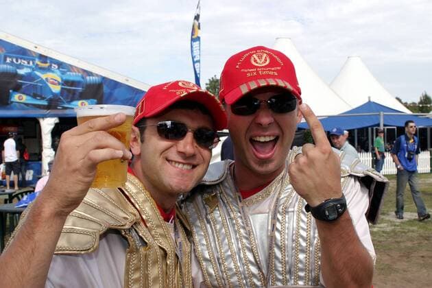 Ferrari-Fans feiern ausgelassen den Saisonauftakt 2004 Motorsport Grand Prix Herren Großer Preis von Australien 2004, Formel 1 Weltmeisterschaft, F1, F, GP, WM, Vdig Gruppe Albert Park Melbourne Freude, Begeisterung,