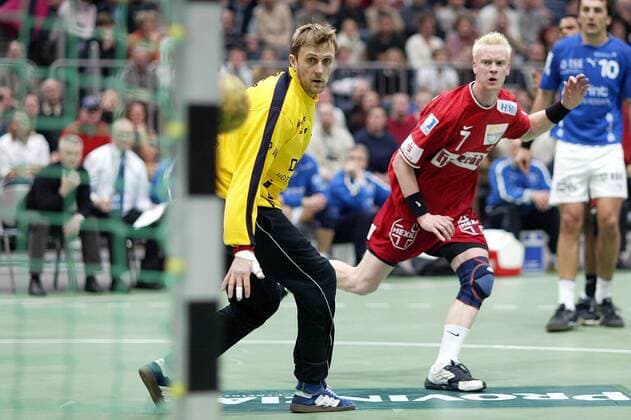 Torwart Steinar Ege (Gummersbach, li.) kann dem Wurf von Christian Schöne (Magdeburg) nur noch hinterher sehen Handball 1. BL Herren Saison 2003 2004, VfL Gummersbach - SC Gladiators Magdeburg 33:34, SCM Gruppe Köln Dynamik, Spannung,