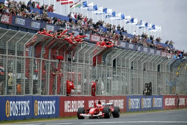 Michael Schumacher (Deutschland Ferrari) lässt sich von seiner Boxencrew während der Zieleinfahrt feiern Motorsport Grand Prix Herren Großer Preis von Australien 2004, Formel 1 Weltmeisterschaft, F1, F, GP, WM, Vdig Totale Albert Park Melbourne Freude, Begeisterung,