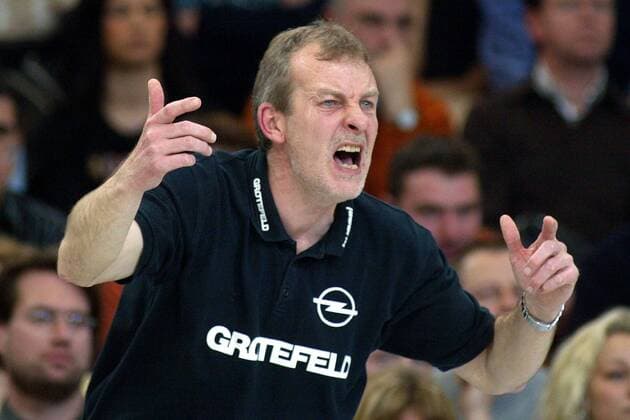 Trainer Rainer Niemeyer (Minden) gibt lautstark Anweisungen Handball 1. BL Herren Saison 2003 2004, Frisch Auf Göppingen - GWD Minden 29:24, FA, FrischAuf Einzelbild Göppingen