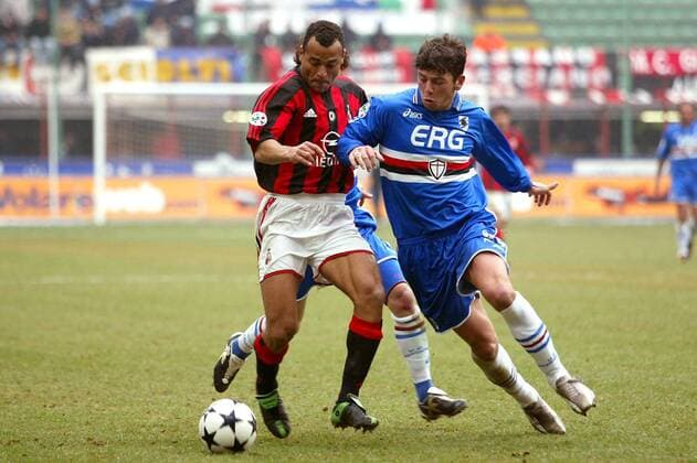 Cafu (Milan, li.) gegen Massimo Donati (Genua) Fußball Herren Serie A 2003 2004, 1. Italienische Liga, AC Mailand - Sampdoria Genua 3:1 Gruppe Mailand Dynamik,
