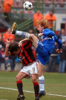 Mirko Conte (Genua, re.) gegen Filippo Inzaghi (Milan) Fußball Herren Serie A 2003 2004, 1. Italienische Liga, AC Mailand - Sampdoria Genua 3:1 Gruppe Mailand Dynamik, Kampf,