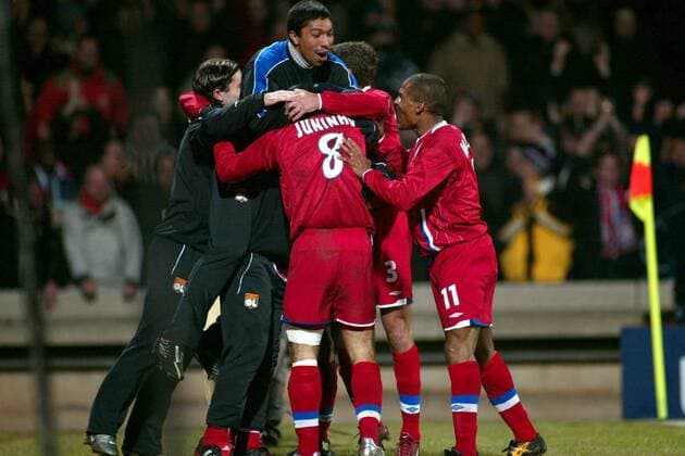 Torjubel Lyon, u.a. mit Giovane Elber (oben) Fußball EC 1 Herren Champions League 2003 2004, Achtelfinale, Olympique Lyonnais, OL, Gruppe Lyon Freude, Begeisterung,  