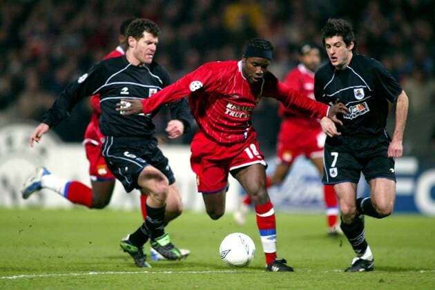 Pegguy Luyindula (Mitte, Lyon) gegen Igor Jauregi Iraola (re.) und Gabriel Francisco Schurrer (beide Real Sociedad) Fußball EC 1 Herren Champions League 2003 2004, Achtelfinale, Olympique Lyonnais - Real Sociedad San Sebastian 1:0, OL, Gruppe Lyon Dynamik,  