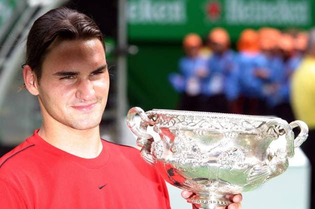 Sieger Roger Federer (Schweiz) zeigt stolz seinen Pokal Tennis Herren Australian Open 2004, Grand Slam, ATP-Tour, Finale, Endspiel, Einzelbild Melbourne Glück, Freude,