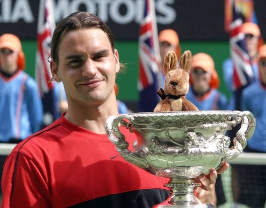 Sieger Roger Federer (Schweiz) zeigt stolz seinen Pokal, in dem ein Stoffkänguruh sitzt Tennis Herren Australian Open 2004, Grand Slam, ATP-Tour, Finale, Endspiel, Einzelbild Melbourne Freude,
