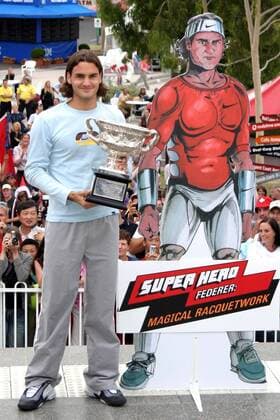 Super Hero Roger Federer (Schweiz) posiert mit seinem Pokal neben einer lebensgroßen Pappfigur von sich Tennis Herren Australian Open 2004, Grand Slam, ATP-Tour, Shooting, Fotoshooting, Fototermin, Einzelbild Melbourne Freude,