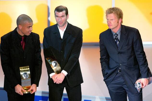 Die Weltfußballer 2002, v.li.: Ronaldo (Brasilien, 1. Platz), Zinedine Zidane (Frankreich, 3. Platz) und Oliver Kahn (Deutschland, 2. Platz) - VERÖFFENTLICHUNGSRECHTE NUR FÜR DEUTSCHE MEDIEN Fußball Herren Wahl zum Weltfußballer des Jahres 2002, FIFA World Player of the Year Award, Gala, Fest, Feier Gruppe Madrid