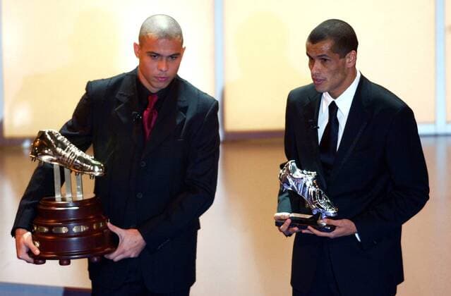Ronaldo (li., 1. Platz) und Rivaldo (beide Brasilien, 2. Platz) präsentieren die Trophäen für die besten Torschützen der Weltmeisterschaft 2002 - VERÖFFENTLICHUNGSRECHTE NUR FÜR DEUTSCHE MEDIEN Fußball Herren Wahl zum Weltfußballer des Jahres 2002, FIFA World Player of the Year Award, Gala, Fest, Feier Gruppe Madrid