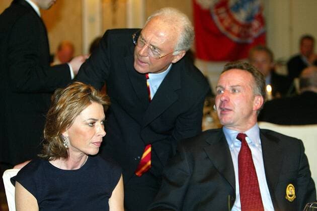 Präsident Franz Beckenbauer (Mitte) im Gespräch mit dem Vorstandsvorsitzenden Karl-Heinz Rummenigge (beide Bayern) beim Bankett nach dem Rückspiel in Madrid, li. Rummenigges Ehefrau Martina Fußball EC 1 Herren Champions League 2003 2004, Achtelfinale, Madrid - FC Bayern München 1:0, Gruppe Madrid