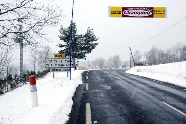 Absage wegen Schneechaos: Auf dem Gipfel des höchsten Punktes der 3. Etappe, am Col de la Croix de l Homme Mort, ist es eisig kalt und glatt. Die Organisatoren der Fernfahrt entschließen sich, die Etappe zu annullieren. Radsport Herren 71. Paris - Nizza 2004, Straßenradsport, Straße, Rad Totale 3. Etappe Roanne - Le Puy en Velay