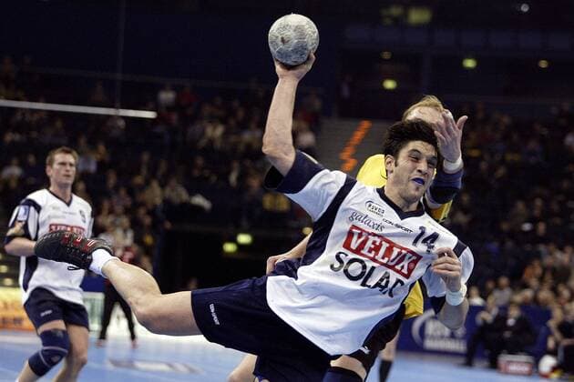 Bertrand Gille (Hamburg) setzt sich durch Handball 1. BL Herren Saison 2003 2004, HSV Hamburg, Vdig, Gruppe Hamburg Dynamik,