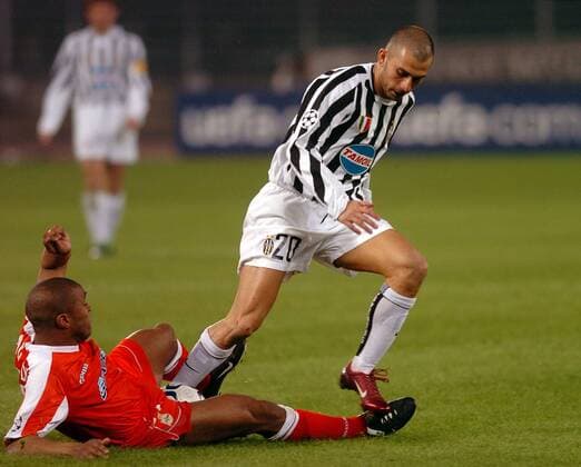 Marco di Vaio (re., Juventus) gegen Jorge Andrade (La Coruna) Fußball EC 1 Herren Champions League 2003 2004, Juventus Turin - Deportivo La Coruna 0:1, Juve, Vdig Gruppe Turin Dynamik, Kampf,