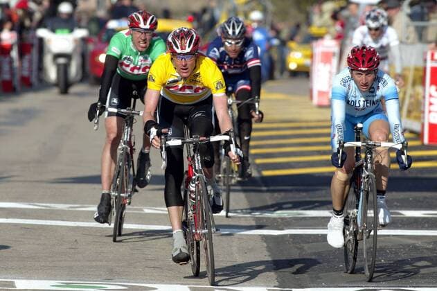 Jörg Jaksche (Deutschland CSC, li.) im Gelben Trikot des Führenden in der Gesamtwertung vor Davide Rebellin (Italien Gerolsteiner) im Ziel Radsport Herren 71. Paris - Nizza 2004, Straßenradsport, Straße, Rad, 4. Etappe Le Puy en Velay - Rasteau, Vdig Gruppe