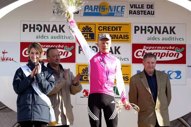 Alexander Winukurow (Kasachstan T-Mobile) freut sich während der Siegerehrung über seinen Etappensieg Radsport Herren 71. Paris - Nizza 2004, Straßenradsport, Straße, Rad, 4. Etappe Le Puy en Velay - Rasteau, Vdig Gruppe