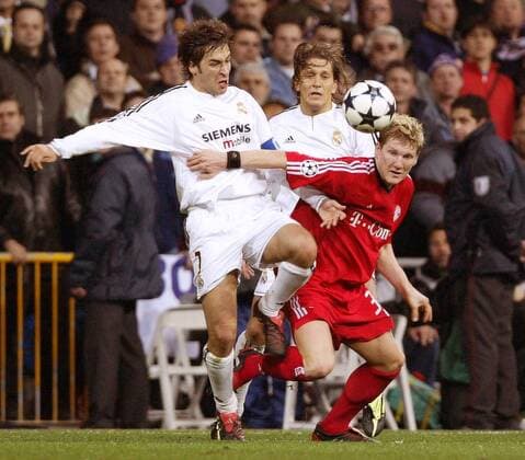 Bastian Schweinsteiger (re., Bayern) gegen Raul Gonzalez (li.) und Michel Salgado (beide Real Madrid) Fußball EC 1 Herren Champions League 2003 2004, Real Madrid CF - FC Bayern München 1:0, Vdig Gruppe Madrid Dynamik,