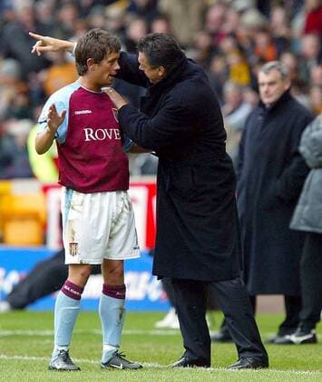 Lee Hendrie (li.) bekommt von Trainer David O Leary (beide Aston Villa) Anweisungen Fußball Herren English Premier League 2003 2004, 1. Englische Liga, Wolverhampton - Aston Villa FC 0:4, Vdig Gruppe Wolverhampton