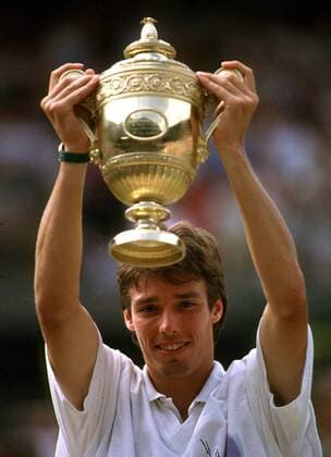 Wimbledon-Sieger Michael Stich (Deutschland) präsentiert seine Trophäe Tennis Herren All England Championship 1991, Grand Slam, ATP-Tour, Finale, Endspiel, Vdia Einzelbild Wimbledon London Freude,
